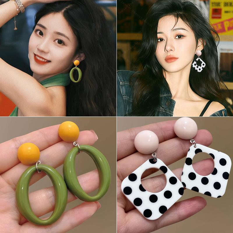 2025 New Retro Hong Kong Style Colorful Earrings: Luxury, High-End Studs, Exaggerated Fashion for Women