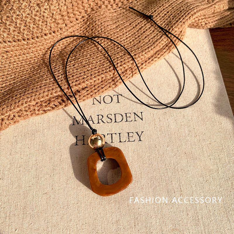 

Новое китайское геометрическое квадратное ожерелье из имитации кости верблюда для женщин, нишевый стиль, цепочка на ключицу, подвеска, цепочка для свитера, длинное украшение X1625 Brown Geometric Pendant Necklace