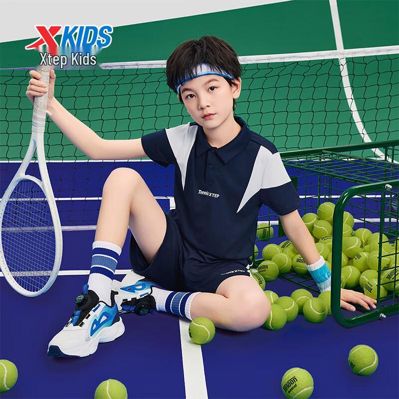 Xtep Set tricotat cu mânecă scurtă, cu imprimeu de tenis, cu uscare rapidă, pentru băieți