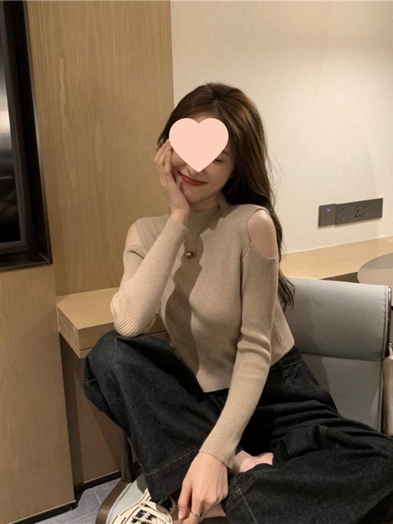 Korean Off-Shoulder Knit Long-Sleeve Sweater for Women - Spring 2025 Collection