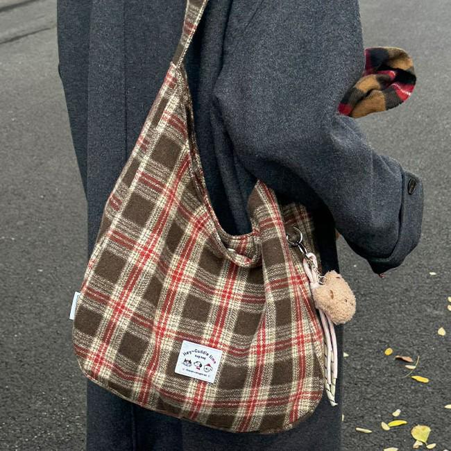 Japanese Retro Plaid Literary Tote: Versatile, Simple, Large-Capacity Shoulder Bag for Women