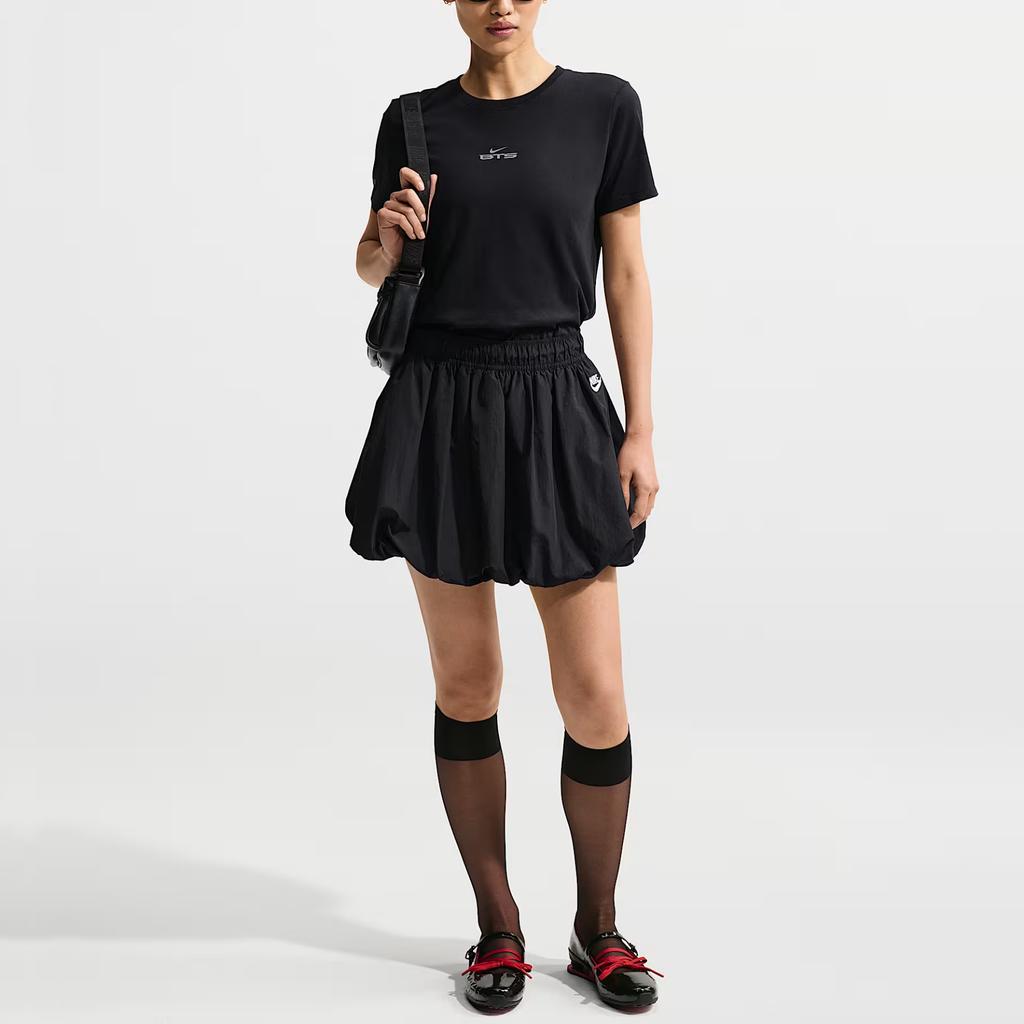 Nike T-shirt Comoda a Maniche Corte con Girocollo, Collaborazione BTS, T-shirt da Donna JF1696-010