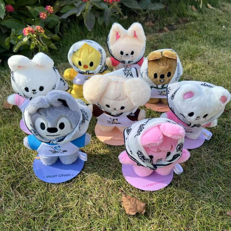 Najnowszy pop-up store skzoo w 2025 roku zawiera magnetyczną lalkę stojącą w uroczej kreskówkowej pozie jako figurkę prezentową oraz celebrytę.