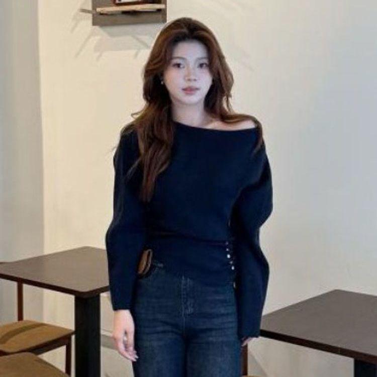 Women's Korean Style One-Shoulder Knitted Sweater - Off-Shoulder, Long-Sleeved, Waist-Slimming Design for Autumn/Winter.