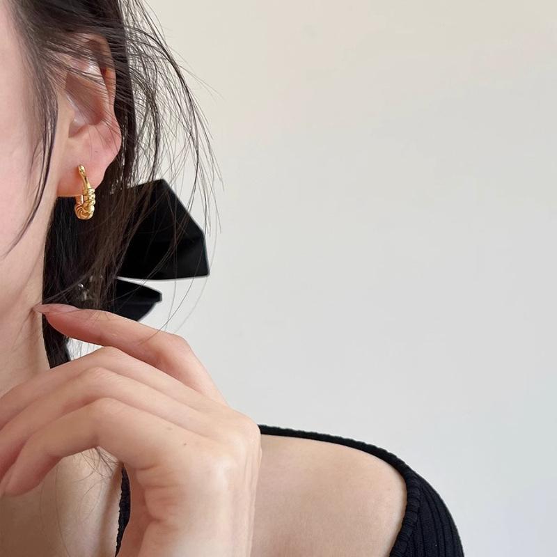 Simple Geometric Twist Earrings Female Fashionable Temperament Creative Ear Buckle Niche Design Earrings Affordable Dainty Earrings Daily Wear
