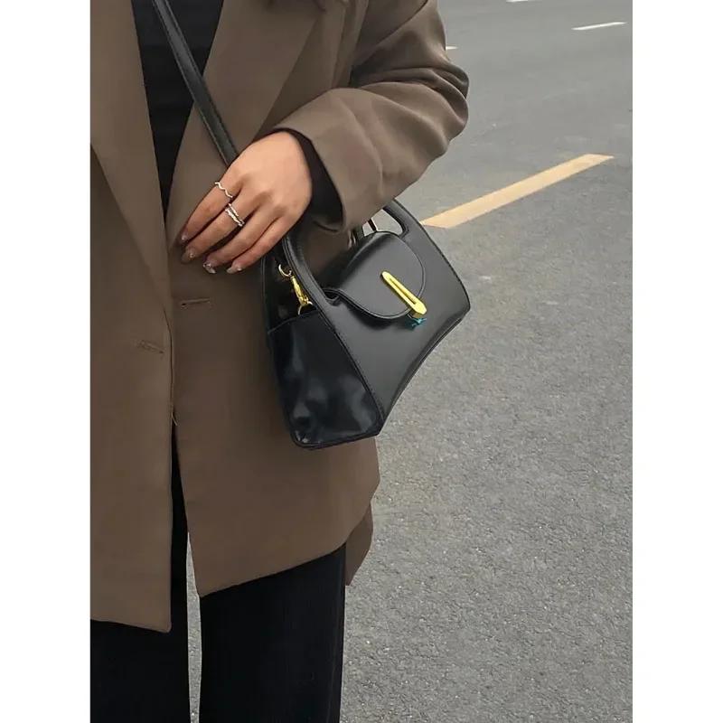 Texture Women's Autumn Winter New High-end Niche Design Crossbody Black Patent Leather Shoulder Bag Fashion