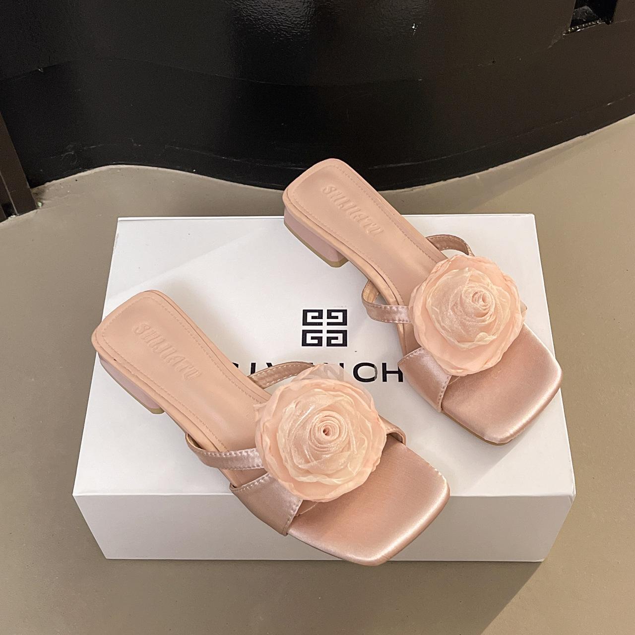 

Модные Стильные Высококлассные Мюли с Цветами | Сатиновая Текстура и Акцент в Виде Розы, Подчеркивают Летние Модные Образы 35 розовый