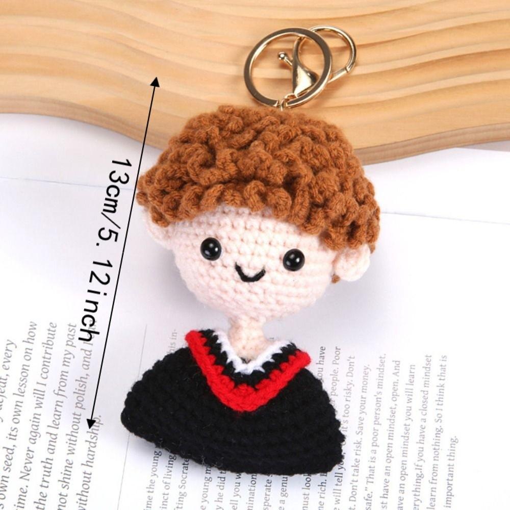 Gewebte Puppe Gestrickter Schlüsselanhänger Handgemacht Gestrickte Puppe Häkelpuppe Abschluss-Puppe für Studenten