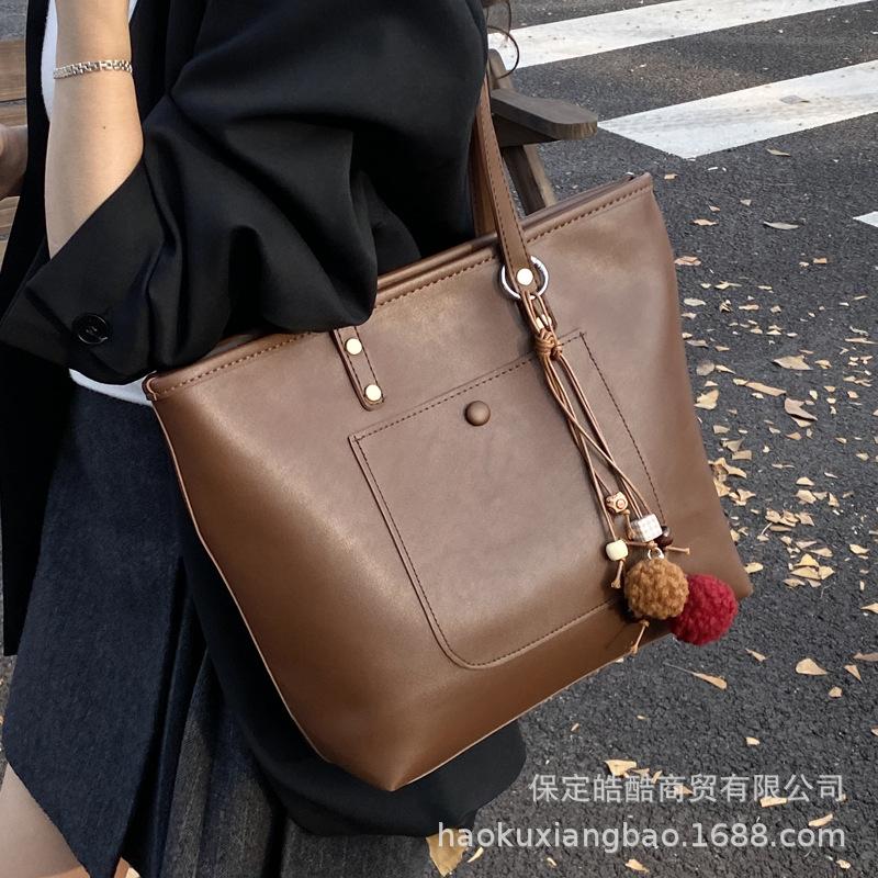 Large-capacity retro bag women's autumn and winter versatile 2025 new simple shoulder bag popular commuter tote bag this year