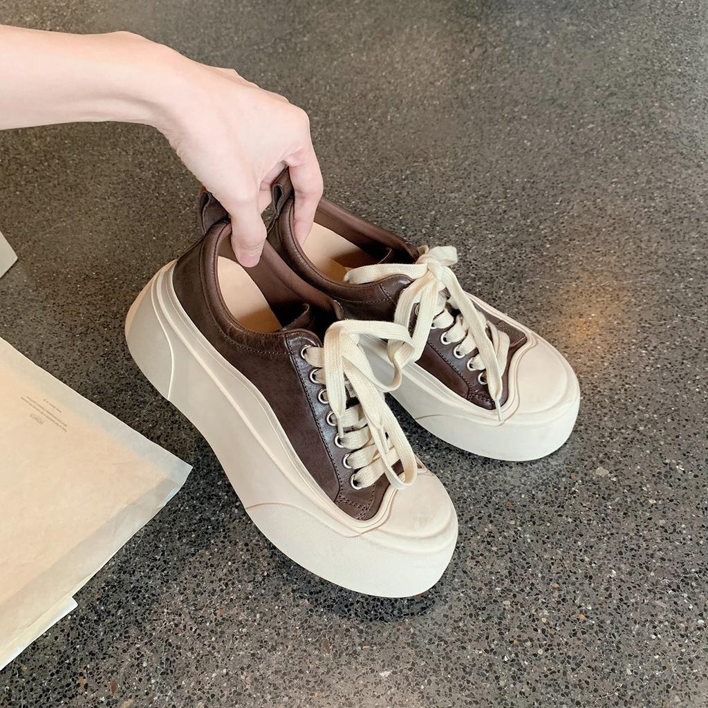 Verze z hovězí kůže~ Hroznová matka má stejnou pravou kůži, všestrannou kulatou špičku, zvýšenou silnou podrážku, staré špinavé boty, dámské ležérní sportovní boty