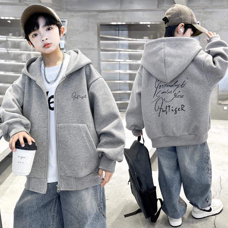 Chłopięca bluza rozpinana z kapturem - Kolekcja Jesień/Zima 2025