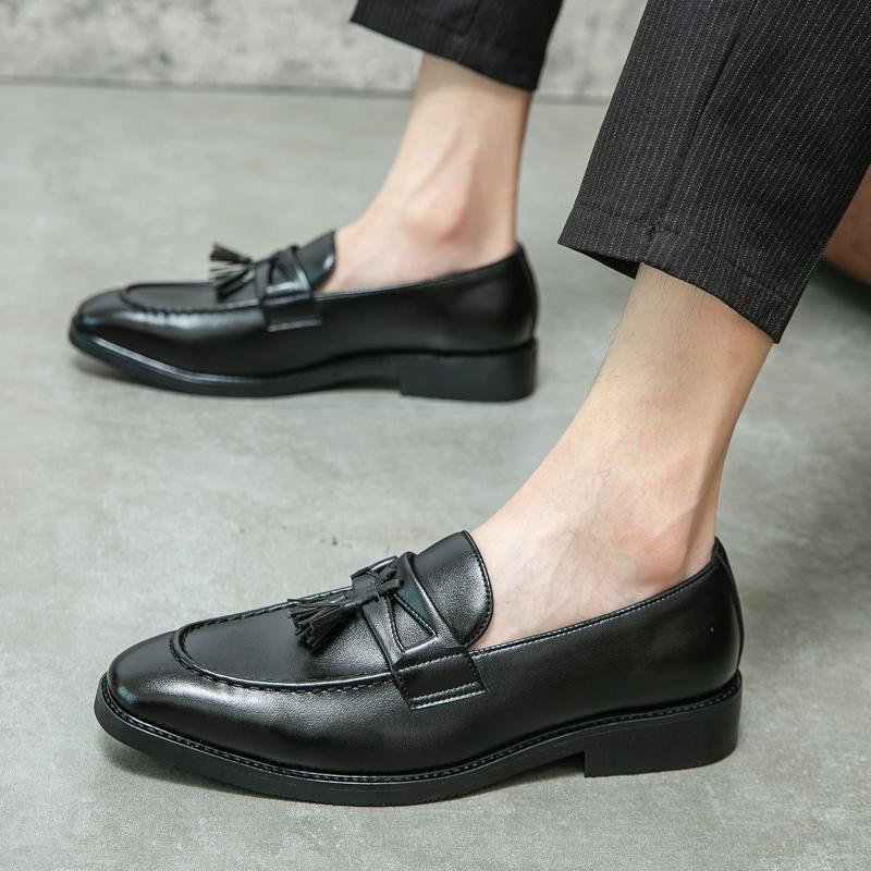 Fashion New Luxury Designer Unique Tassels Slip On Driving Shoes For Men Casual Loafers Business Formal Dress Footwear Zapatos Hombre