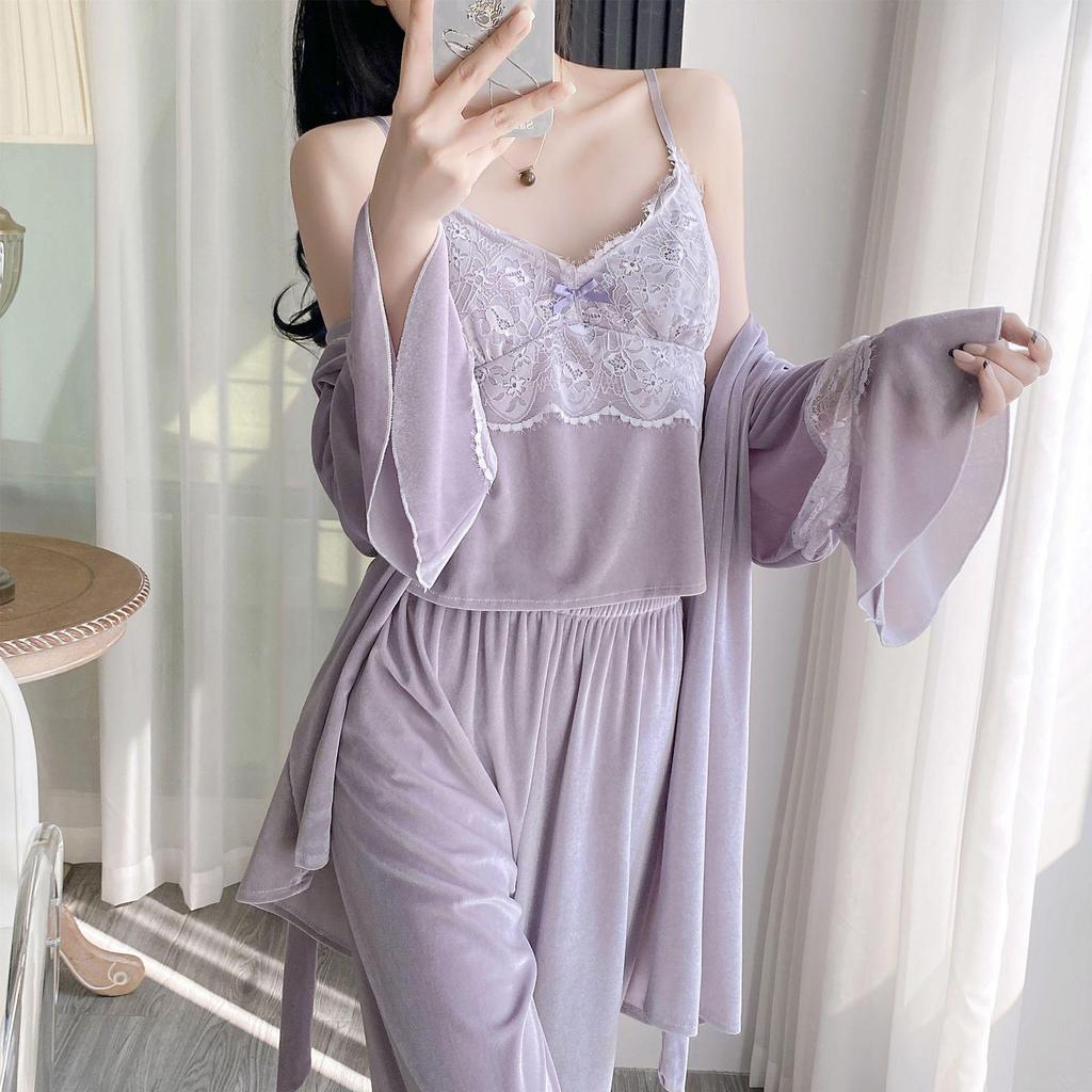 Zestaw trzyczęściowy: złoty aksamitny koronkowy top na ramiączkach i długie spodnie. Damska odzież domowa na jesień/zimę.