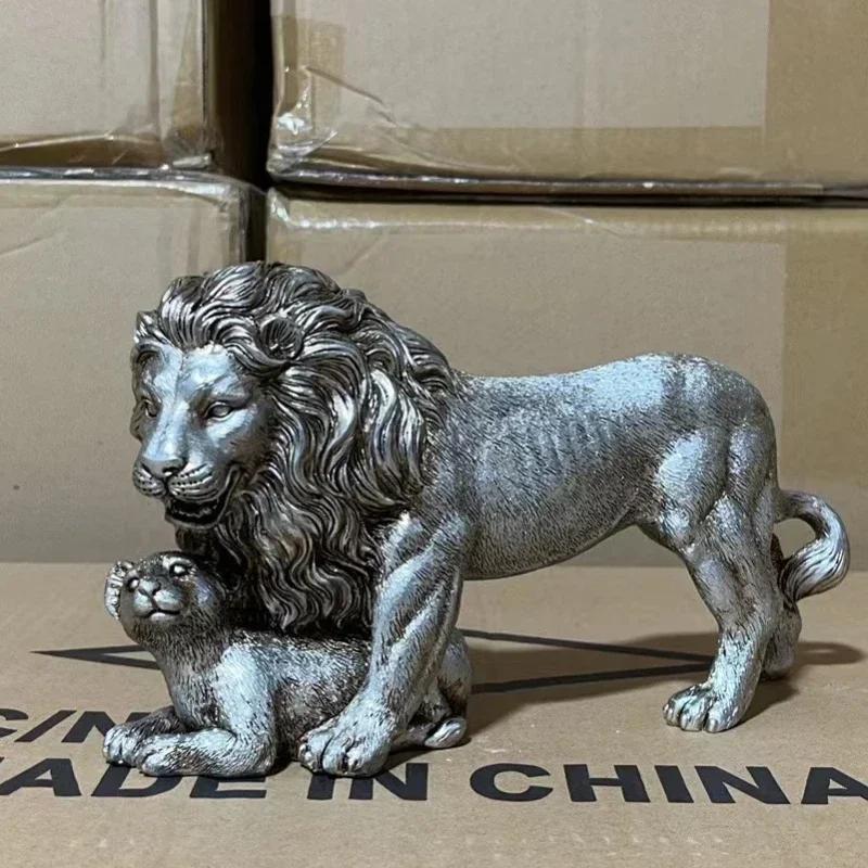 

Креативная европейская статуэтка Золотой лев Украшение из смолы Украшения для дома Офисный стол Ресторан Декоративные аксессуары 23.5X8X13CM
