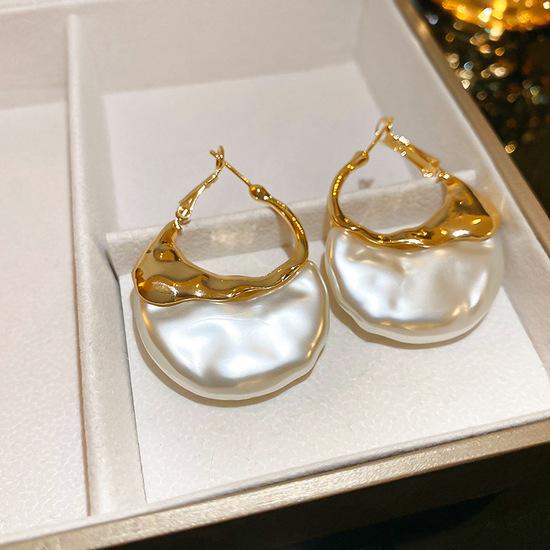 Niche high-end metallic faux pearl bag silver needle earrings, French-style unique simple geometric earrings White earrings