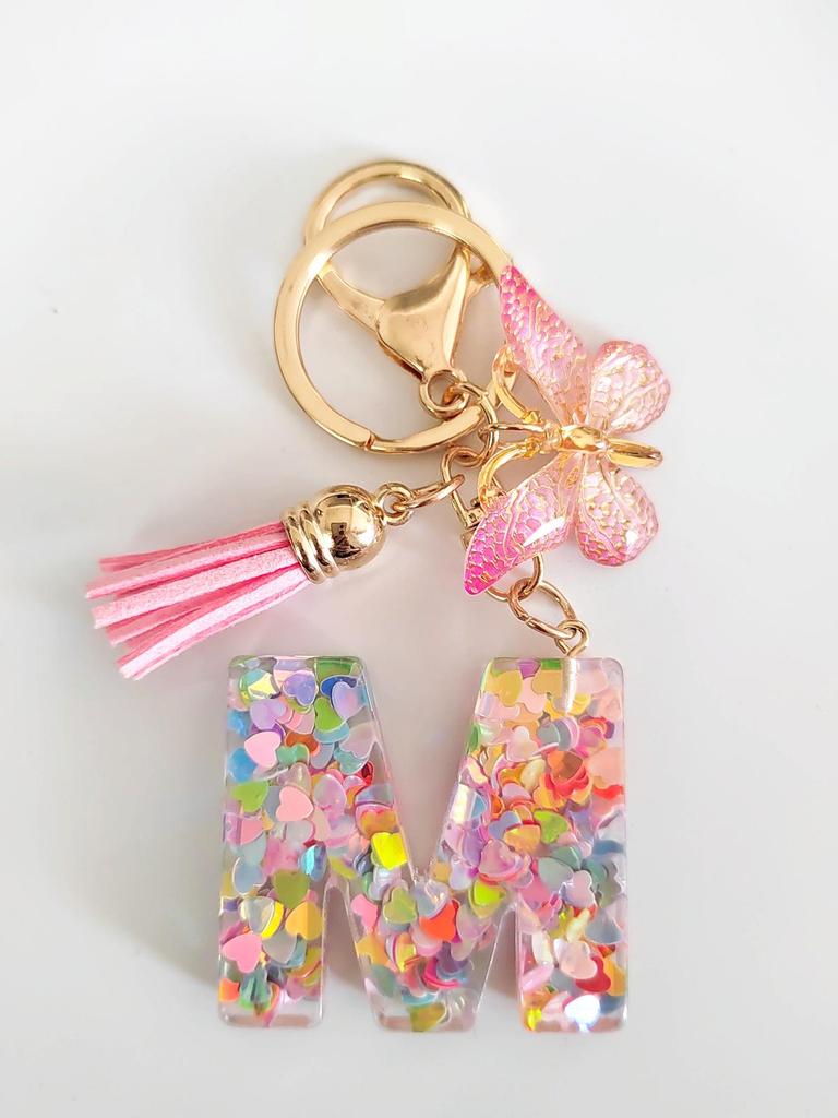 Rosa Glitzer Epoxidharz Schlüsselanhänger mit englischem Buchstaben und Schmetterlingsquaste