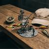 Suport pentru pahar de vin Pescar Sculptură Pescar din Metal Lucrat Manual cu Suport pentru Pahar Mic Încorporat Suport Amuzant pentru Băuturi pentru Decorul Biroului Tatălui