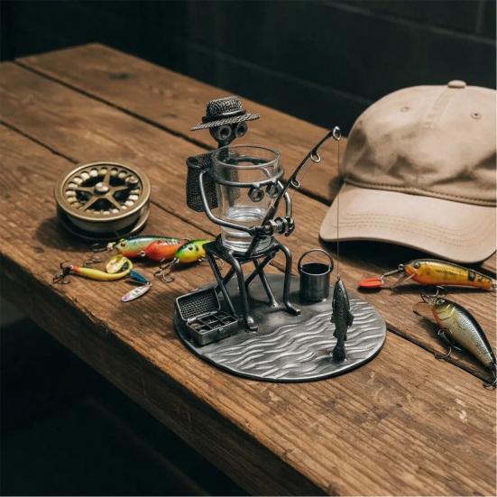 Suport pentru pahar de vin Pescar Sculptură Pescar din Metal Lucrat Manual cu Suport pentru Pahar Mic Încorporat Suport Amuzant pentru Băuturi pentru Decorul Biroului Tatălui