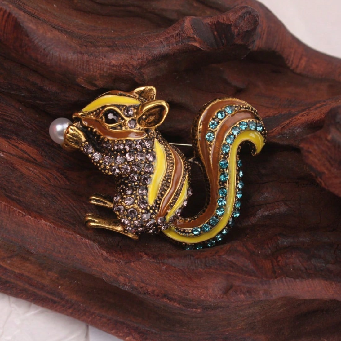 

Vintage Chipmunk Brooch - Enamel, Rhinestones & Pearl, Intricate Animal Design, for Daily Outfits & Animal Lovers, Ideal Gift