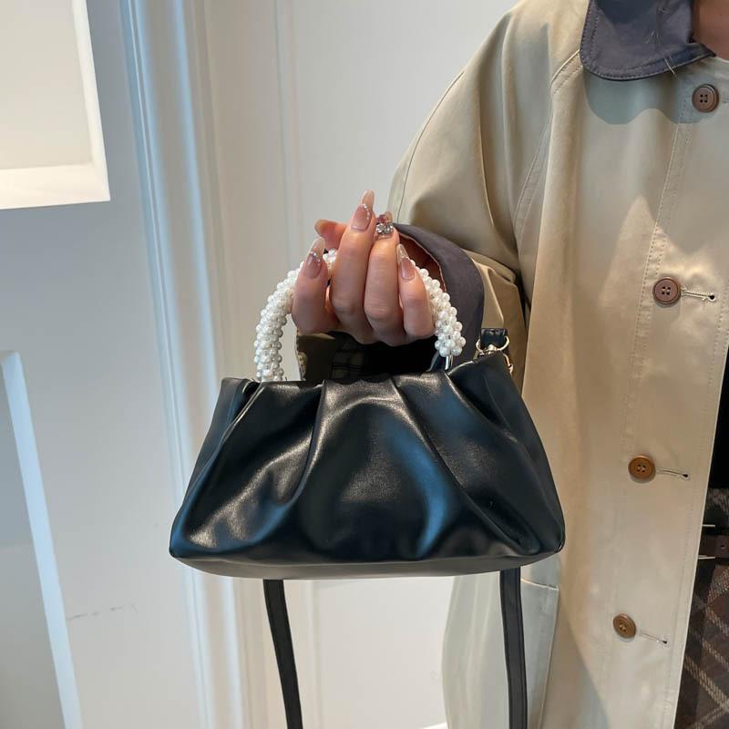 

Niche fashion solid color pleated new cloud bag women s pearl niche design sense high-end temperament messenger bag чорний