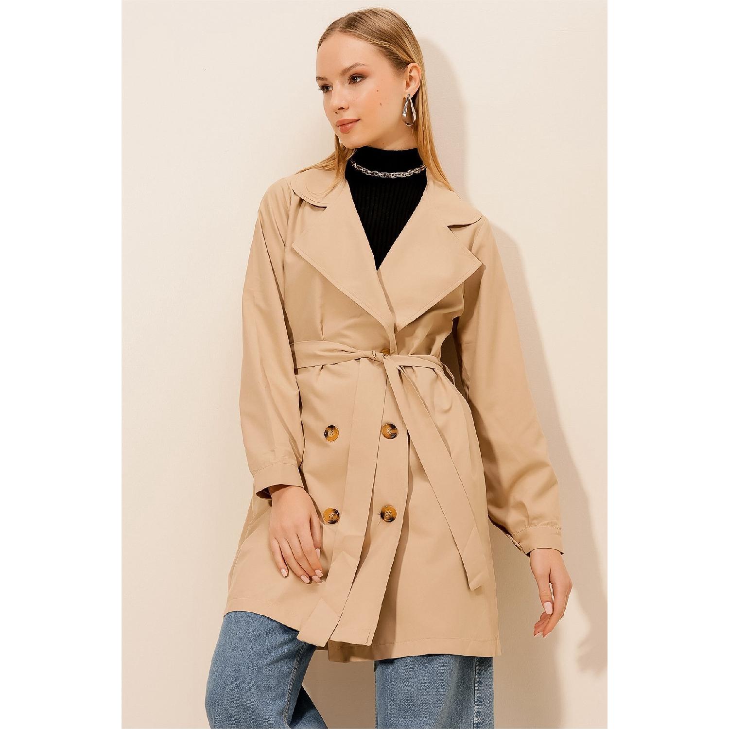 

Сезонный тренч с двубортным воротником