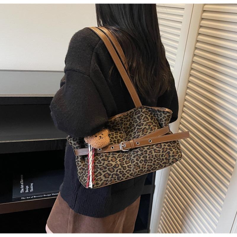 New Leopard Pattern Handheld Small Square Bag Autumn/Winter Fashionable Atmosphere Underarm Bag Versatile Commuter Shoulder Bag