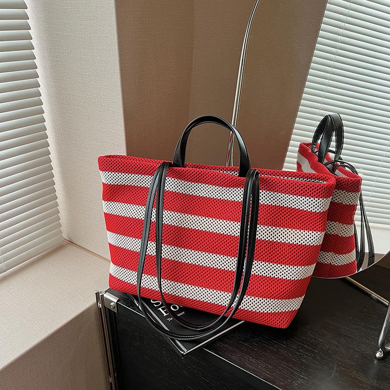 

Fashion commuter large-capacity bag women s new striped shoulder bag casual contrasting color portable tote bag червоний