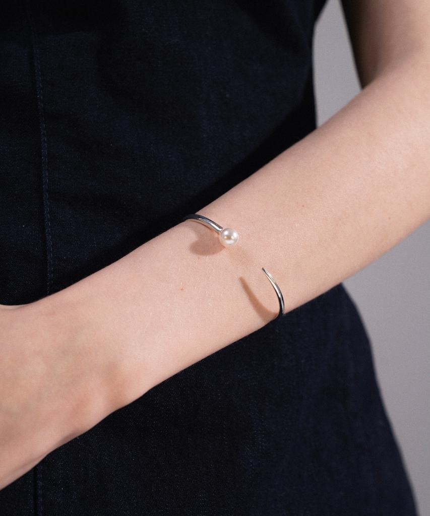 Jnui Serene Pearl Bangle Bracelet Silver