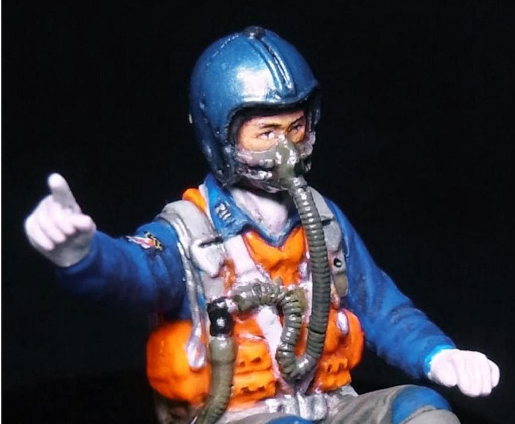 PLATZ JASDF Blue Impulse Special Limited Edition Plastic Model with Officer Figure 1/72 T-2 Pilot/Flying SP-103