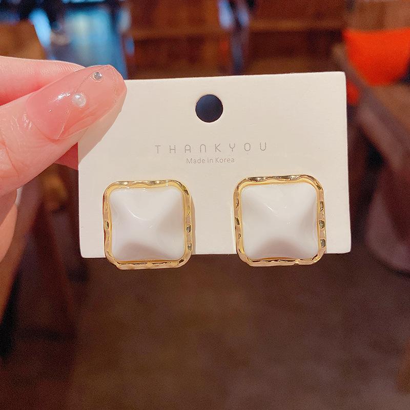 

Универсальные геометрические квадратные серьги из смолы, игла из серебра S925, высококлассный дизайн, серьги, как у интернет-звезды белый