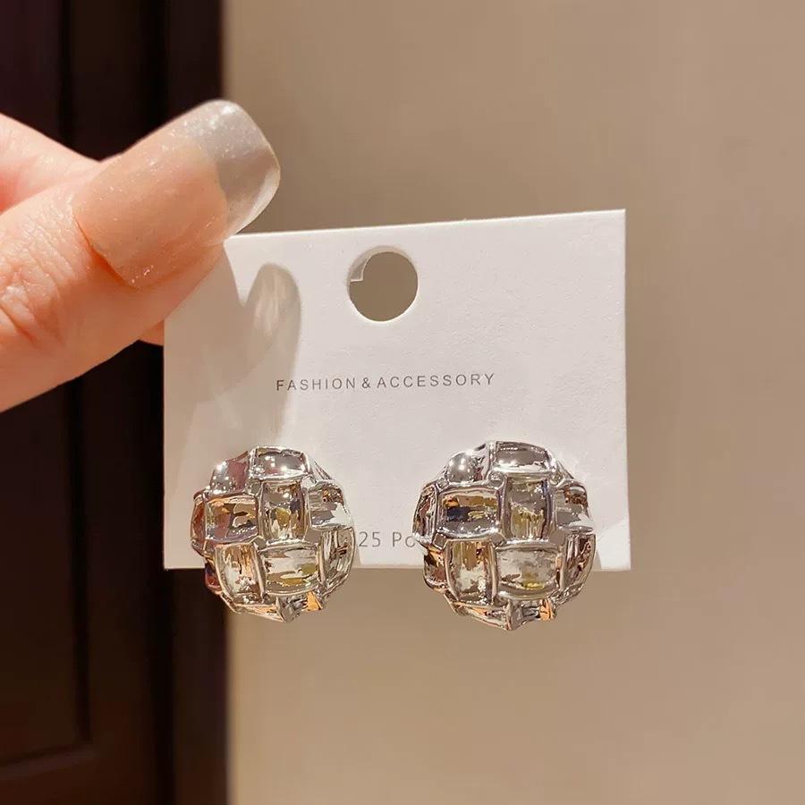 

High-end light luxury metal cold wind earrings woven semi-circular stud earrings women s retro temperament niche simple earrings срібний