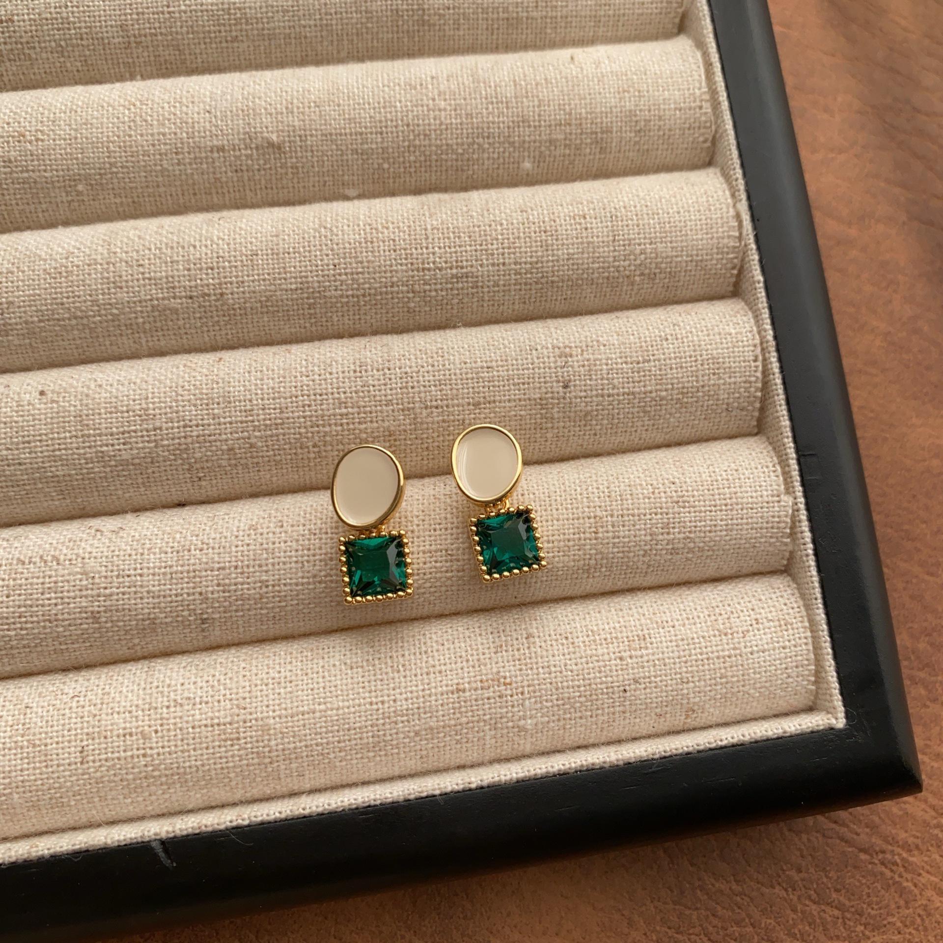 

Elegant Geometric Square Stud Earrings: Retro Light Luxury, High-End Fashion, Lively & Exquisite Design