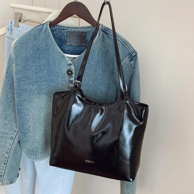 

Commuting large-capacity solid color oilskin tote bag women s retro high-end texture casual personalized work shoulder bag чёрный