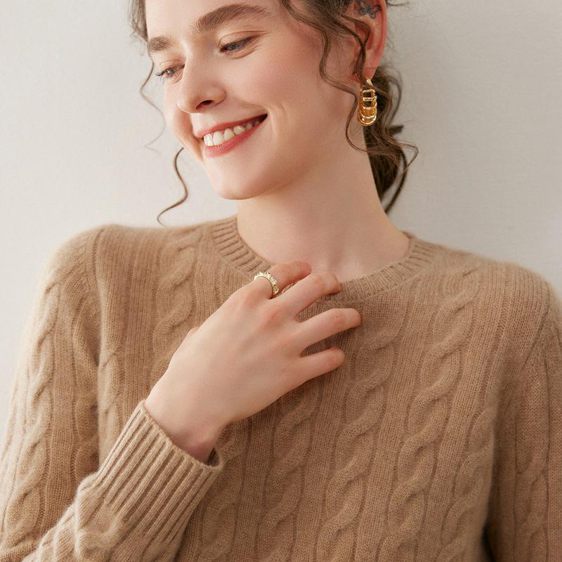 Women's Cashmere Cable Knit Sweater—Round Neck, Thickened, Loose Fit, Casual Pullover for Autumn and Winter.