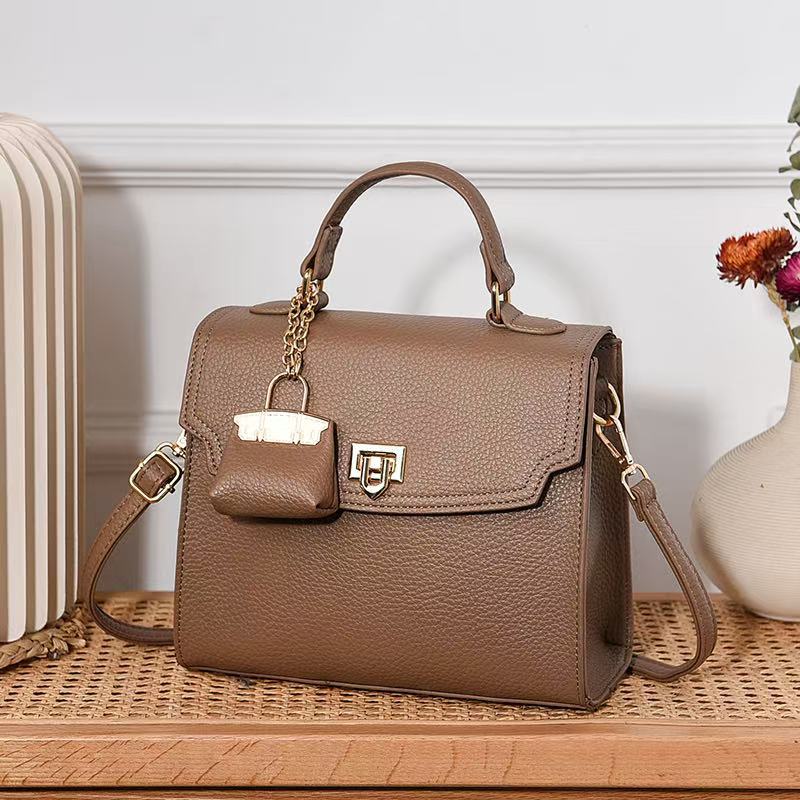 Nowy Plecak Modowy o Wysokim Poziomie Wyglądu Duża Pojemność Zaawansowana Tekstura Mała Pachnąca Zawieszka w Stylu Wiatr Torba Damska Pasująca do Wszystkiego