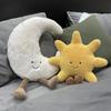 Adorable cara sonriente, luna blanca, sol amarillo, peluche de peluche, lindo juguete de peluche con dibujos del clima para decoración de dormitorio infantil, sofá, almohada