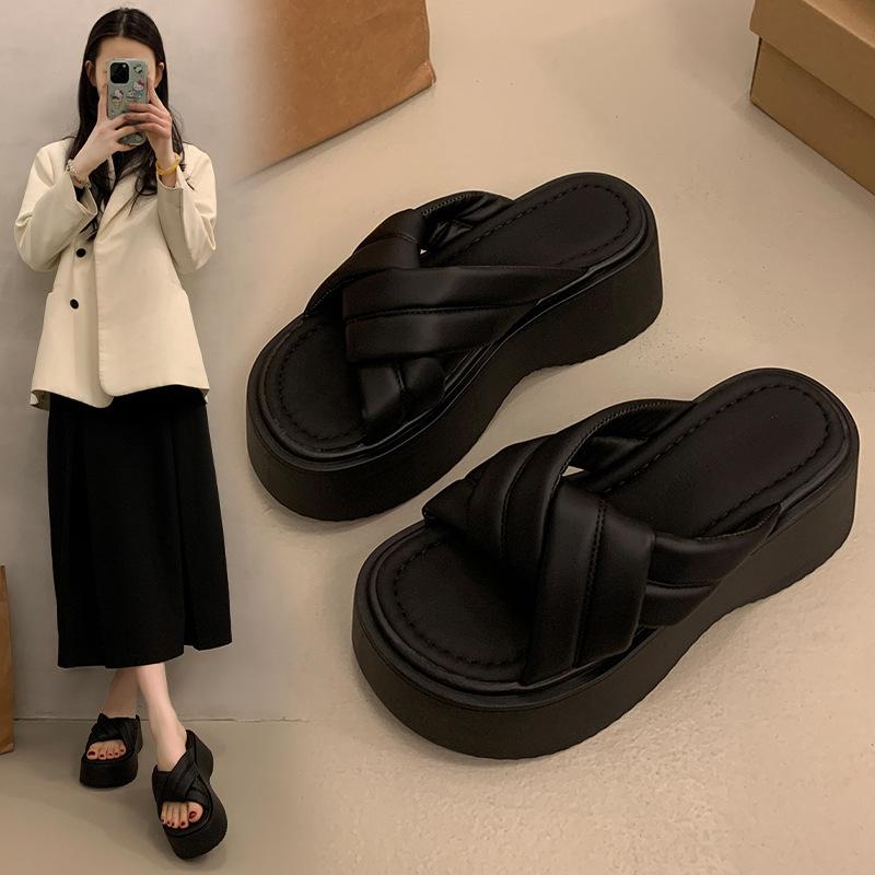 Neue Hausschuhe mit dickem Boden für Damen-Sommer-Outdoor-Bekleidung gehen aus, um die Höhe zu erhöhen, Französische 2025 Keilsandalen super Feuer Modegefühl a