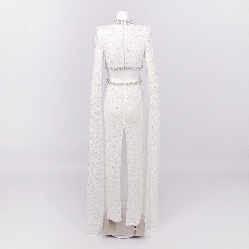 Elegante Vestido Blanco de Encaje con Cuello Alto, Mangas tipo Chal y Cintura Calada