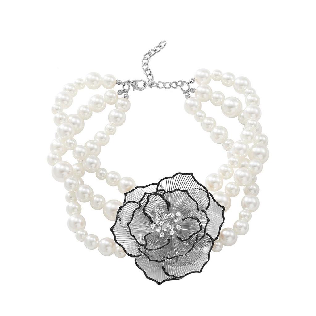 Set de bijuterii retro cu colier, brățară și cercei din perle și camelie pentru femei