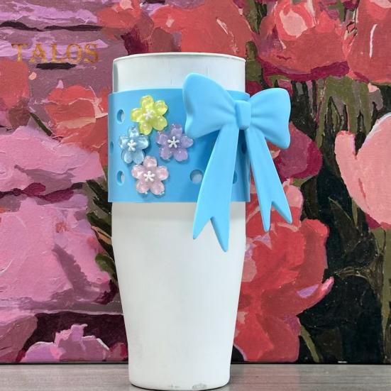 Silikon-Becherhülle für 40-oz-Becher, DIY-Set mit Schleife und Blumenanhänger, rutschfeste Schutzhülle, spülmaschinenfest, Geschenk für Becherliebhaber