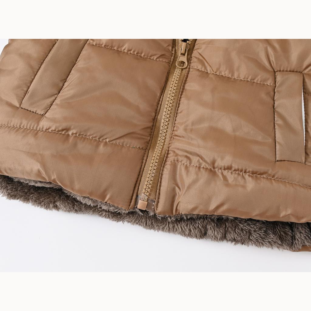 Chlapci a dívky v malých dětských jednobarevných uších, módní oboustranné kapsy, krátká bavlněná bunda, dětská bunda