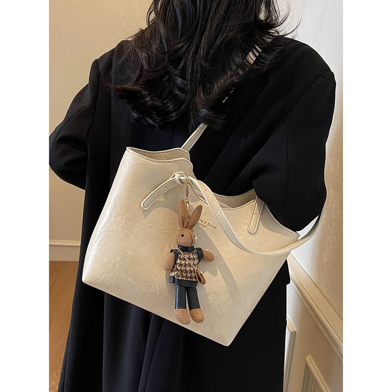 

Retro Bags Women s Large Capacity 2025 New Arrival Autumn and Winter Wild Minimalist Shoulder Bag Casual Fashion Commuter Tote Black without pendant