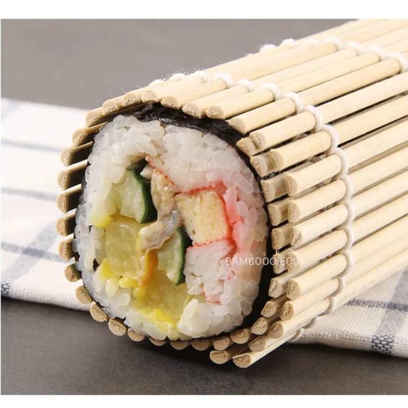 Rotoli di Sushi con Buccia Verde Realizzati con Set di Strumenti per Sushi in Bambù, Stampo per Riso per Sushi in Alga, Tappetino per Sushi in Bambù