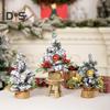 Ornamenti per l'albero di Natale Mini albero di Natale artificiale con neve e palla di fiori Decorazione per la scrivania dell'ufficio della casa