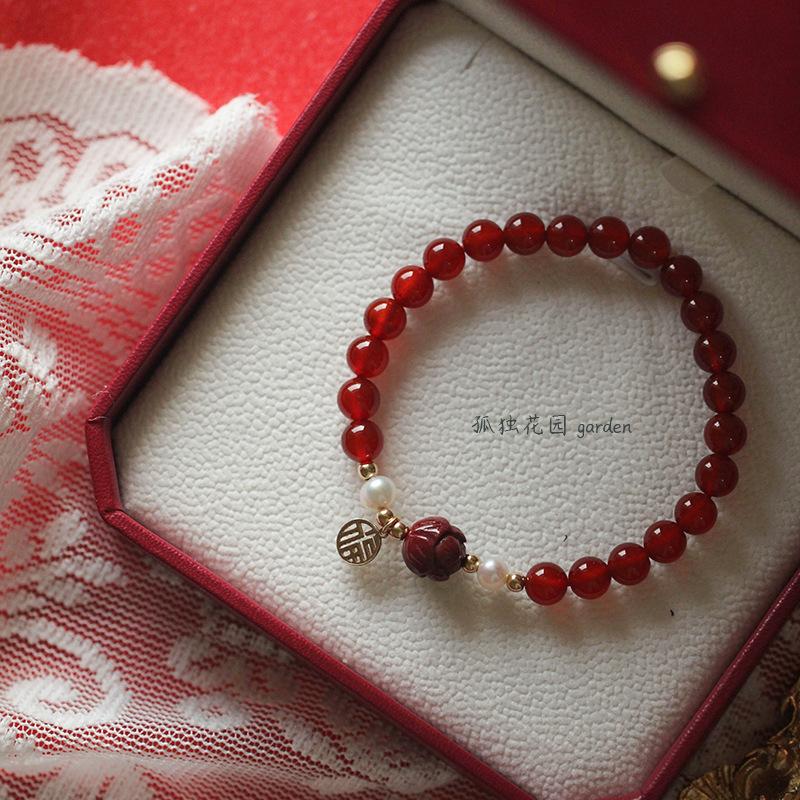 

A successful purchase of a red agate and cinnabar lotus bracelet as a gift for a best friend, a natural, artistic, vintage, non-fading red bracelet