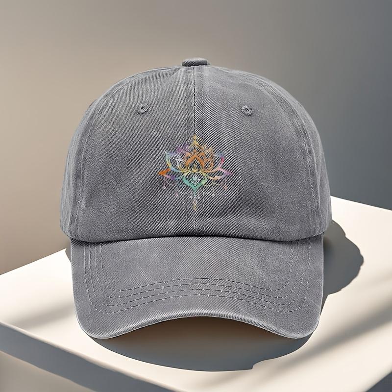 Eine Baseballkappe mit einem regenbogenfarbenen Lotus-Print im klassischen, gewaschenen Vintage-Stil, perfekt für Outdoor-Freizeitsport und