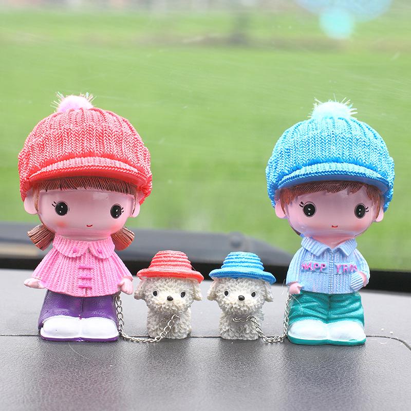 "Creative Resin Couple Walking Dog Car Ornament - Cute Interior Decoration"
