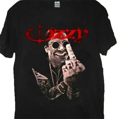 Ozzy Osbourne CD Lgo Középső ujj Raglán póló Ozzy Osbourne Póló SÍNEN KÍVÜL LESZEK EGY KÉNYES VONATON Ozzy