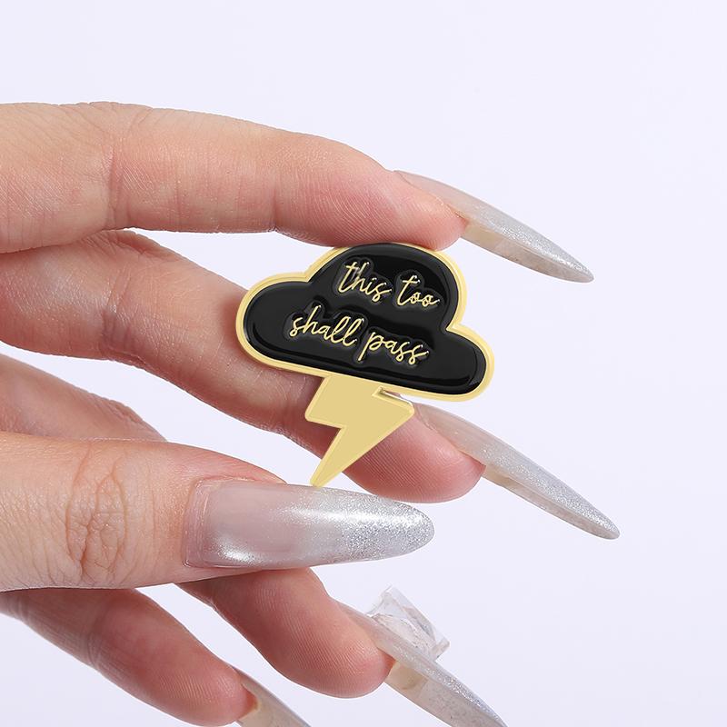 Auch dies wird vorübergehen Emaille-Anstecker Individuell Dunkle Wolken Blitz Broschen Anstecknadeln Kleidung Lustiger Schmuck Geschenk für Freunde