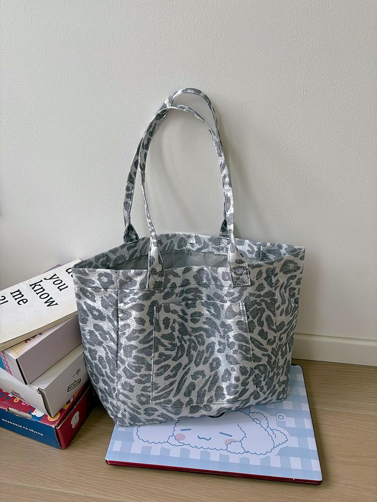 

Silver leopard print canvas shoulder bag, new large-capacity commuting versatile fashion tote bag, portable shopping bag.